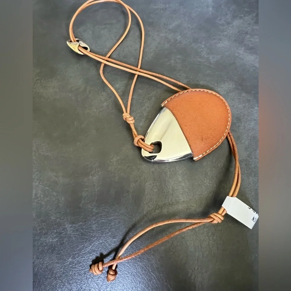 Tory Burch Runway LEATHER PENDANT NECKLACE 228$